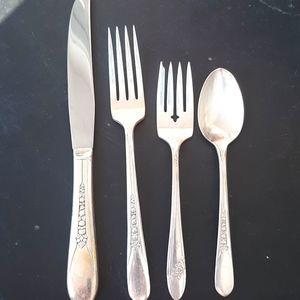 6 pl. Settings of Rogers 1940 flatware